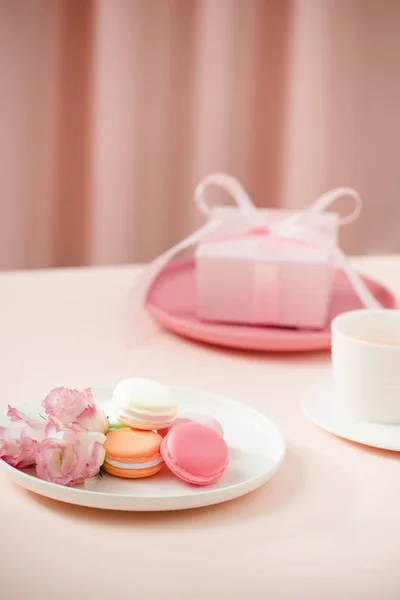 Glückliche Frau / Muttertag Bild einer Kaffee- oder Teetasse und lisian — Stockfoto