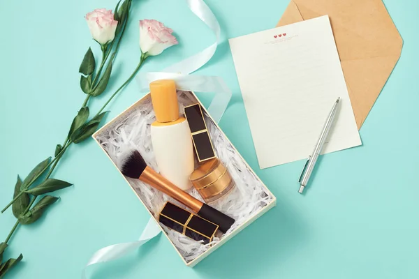 Make-up-Geschenkbox mit Serum, Rouge, Pinsel, Creme und Lippenstiften — Stockfoto