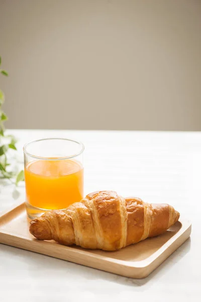Desayuno por la mañana con cruasán y zumo de fruta —  Fotos de Stock
