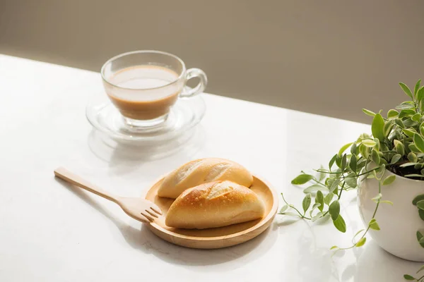 Πρωινό με ψωμί και καφέ. — Φωτογραφία Αρχείου