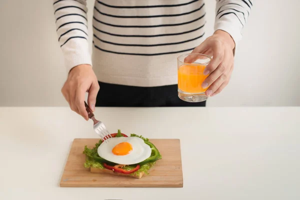 Hands of man cut the eggs on cutting board, served with bread, h — Stock Photo, Image