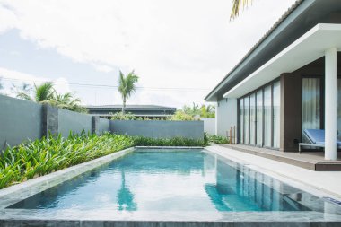 Phu Quoc, Vietnam 28 Haziran 2017: Tropikal beach resort. Yüzme