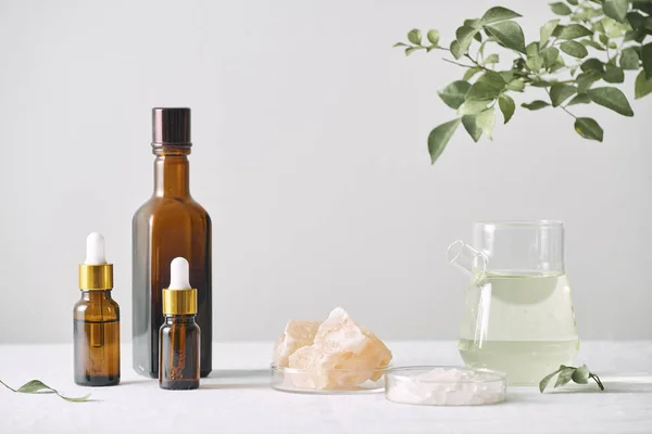 Aromathérapie. Petites bouteilles en verre aux huiles cosmétiques. Sel de bain . — Photo