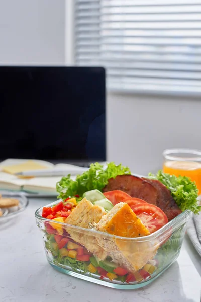 Mujer de negocios comiendo comidas veganas orgánicas de llevar almuerzo bo — Foto de Stock