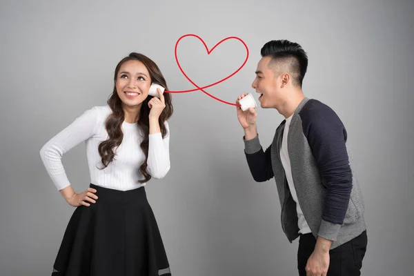 Jeune couple asiatique avec peut téléphone isolé sur fond gris — Photo