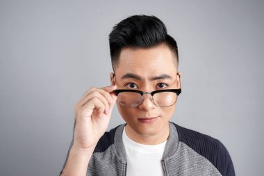 Onun gözlük dokunmadan şok modern insan portresi