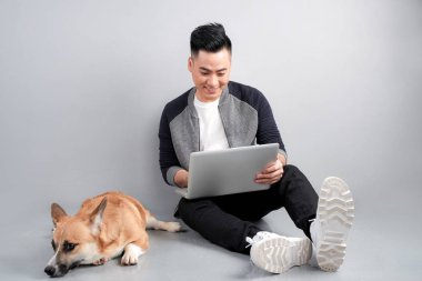 Yakışıklı genç işadamı ile Merhaba otururken dizüstü kullanıyor