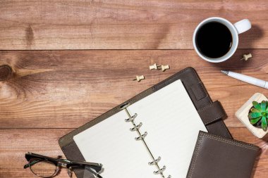 Üstten Görünüm yukarıdan masasında. Vintage ahşap kitap kadar alay