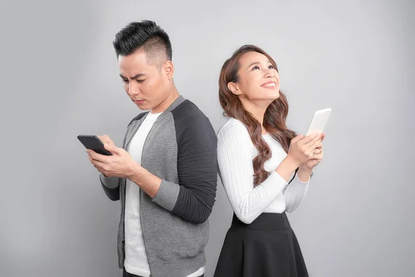 Treurige vrouw ruzie man op zoek naar de telefoon. — Stockfoto