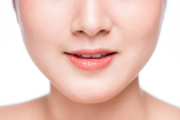 Jonge Aziatische vrouw van dichtbij. Perfecte natuurlijke lip make-up — Stockfoto