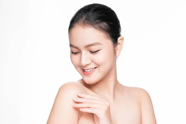 Jeugd en Skin Care Concept. Beauty Spa Aziatische vrouw met perfect — Stockfoto