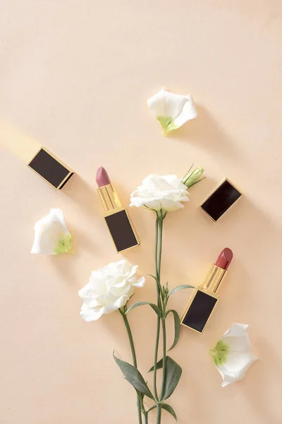 Roter Lippenstift Make Und Blumen Auf Pastelllila Hintergrund Mit Leeren — Stockfoto