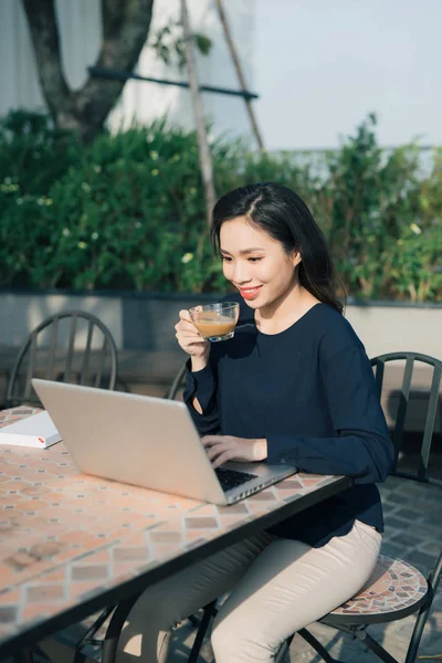 Aproveitando Acesso Gratuito Mulher Bonita Trabalhando Laptop Sorrindo Enquanto Sentado — Fotografia de Stock
