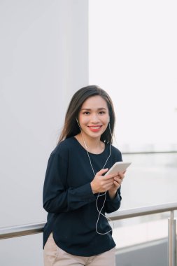 Benim en sevdiğim şarkı bu. Çekici genç esmer kız yaz terasında bir kafede otururken telefonda müzik dinlemek.