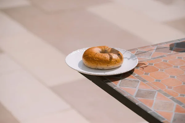 Frühstück Morgen Sonniges Warmes Wetter Mit Donut Auf Weißem Teller — Stockfoto