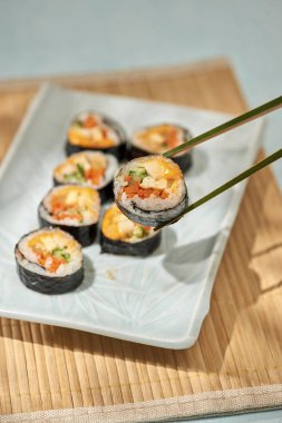 Korece rulo buğulanmış beyaz pirinç (bap) ve çeşitli diğer malzemelerle yapılmış Gimbap(kimbob)