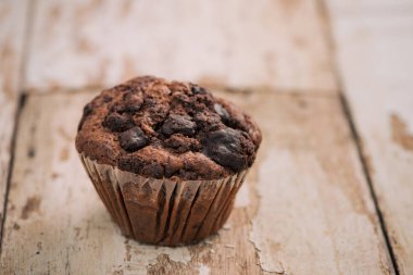 Dellicious ev yapımı çikolatalı muffin masada. Yemeye hazır.