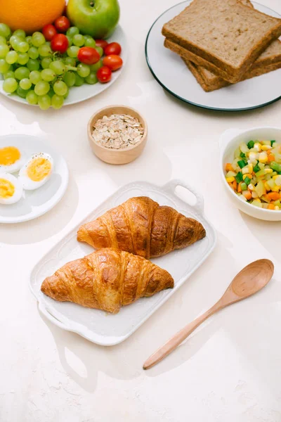 Desayuno Saludable Servido Con Leche Croissants Huevo Cereales Avena Frutas —  Fotos de Stock