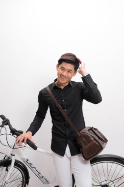 yakışıklı genç adam omuz çantası ve bisiklet ayakta beyaz arka plan üzerinde izole