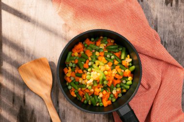 Kızartma için dondurulmuş sebzeli tava. Stüdyo Fotoğrafı