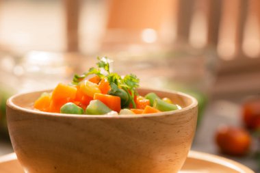 Yalıtılmış zemin üzerine haşlanmış sebze yakın çekim