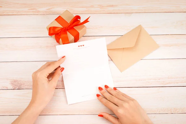 Dia Dos Namorados Carta Amor Fundo Madeira Envelope Marrom Nota — Fotografia de Stock