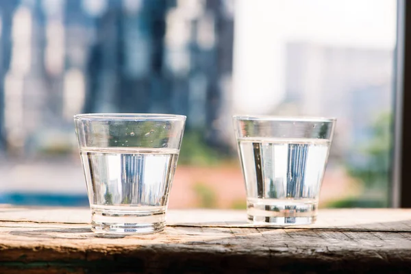 Dos Vasos Agua Sobre Mesa Sobre Fondo Madera — Foto de Stock