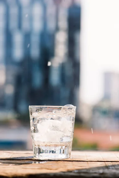 Gafas Con Cubitos Hielo Sobre Mesa Madera — Foto de Stock