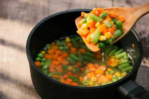 Sopa Verduras Frescas Con Salchichas Madera Fondo Completo — Foto de Stock