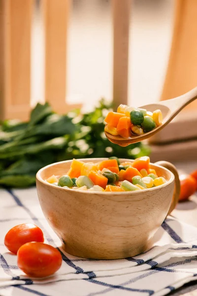 Cuchara Verduras Jóvenes Recién Cosechadas Vapor Incluyendo Zanahorias Guisantes Patatas — Foto de Stock