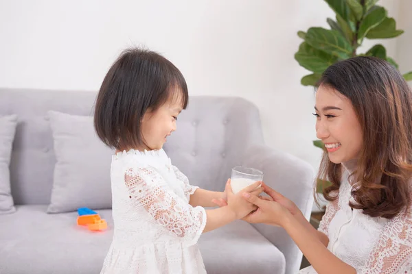 Niña Madre Bebiendo Leche Sentadas Sofá Casa Maternidad Cuidado Alimentación —  Fotos de Stock