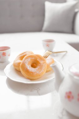 Klasik çörek. Sabah kahvaltı ile oturma odası evde tabloda çay.