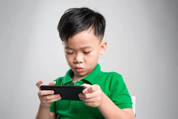 Ritratto Simpatico Bambino Divertito Che Gioca Smartphone Isolato Sfondo Grigio — Foto Stock