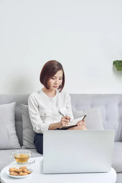 Aziatische Vrouw Café Met Behulp Van Laptop Noteer Gegevens Kladblok — Stockfoto