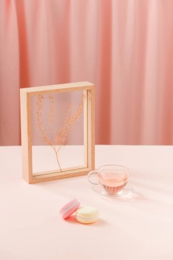 macarons veya bademli kurabiye tatlı tatlı yemek güzel.