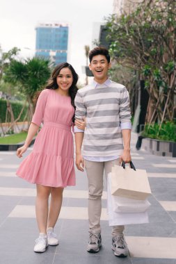 Güzel genç bir çift alışverişte eğleniyor, birlikte eğleniyorlar. Tüketim, aşk, flört, yaşam tarzı konsepti