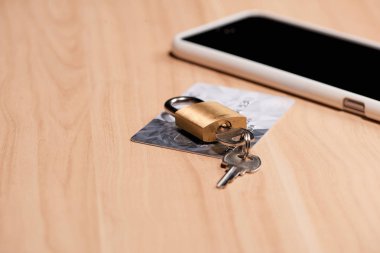 Kredi kartı ve cep telefonu kilidi ile yakından
