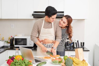 seven çift birlikte evde mutfakta yemek