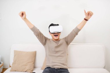 Sanal gerçeklik gözlüğü takan bir adam futbol maçı izliyor.