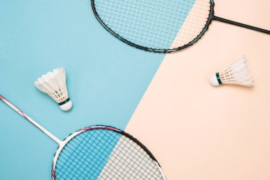 Raketle ve raket üzerinde pastel renkli bir arka planla badminton oynamak için. Minimalizm. Kavram yaz