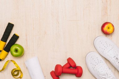 Spor ayakkabı ve su ahşap zemin üzerinde faaliyetleri için ayarlanmış.