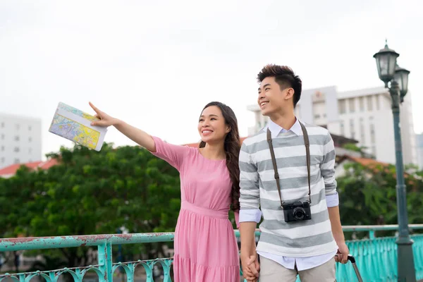 Jovem Feliz Casal Asiático Turista Desfrutar Férias Verão Viajando Saigon — Fotografia de Stock