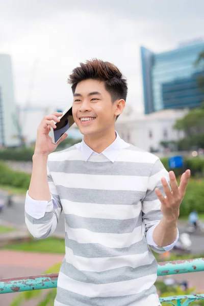 Retrato Joven Viajero Hablando Por Teléfono Móvil — Foto de Stock