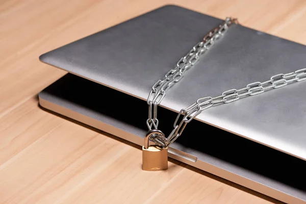 Zware Ketting Met Een Hangslot Rond Een Laptop Tafel — Stockfoto