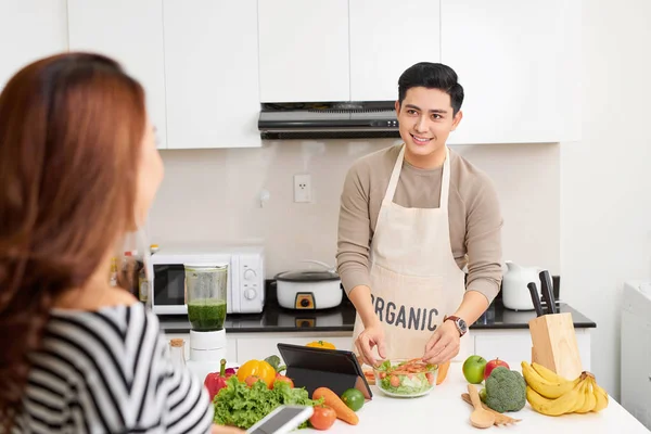 Jonge Gelukkige Paar Samen Koken Keuken Thuis — Stockfoto