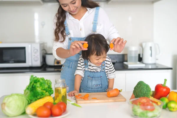 Happy Family Kitchen Mother Child Daughter Preparing Vegetables Fruit — Stock Photo, Image