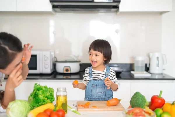 Mother Her Daughter Kitchen Cooking Together — Stock Photo, Image