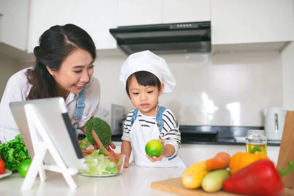 Mother Her Daughter Preparing Lunch Kitchen Enjoying Together — Stock Photo, Image