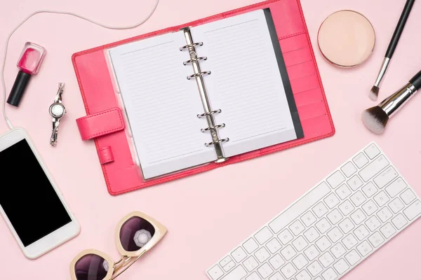 Creativo plano laico foto de espacio de trabajo con cosméticos, café, sma — Foto de Stock