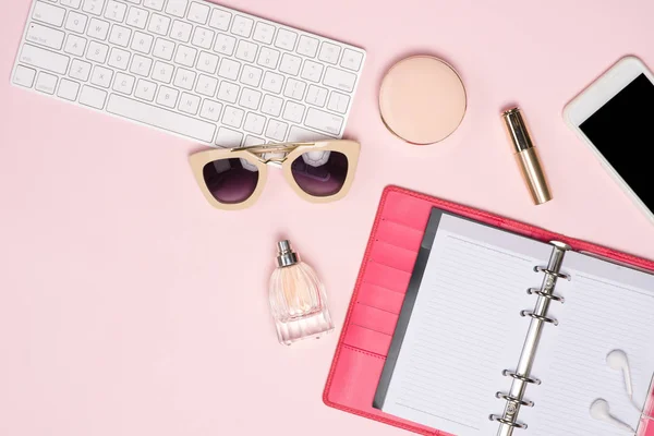 Creativo plano laico foto de espacio de trabajo con cosméticos, café, sma — Foto de Stock